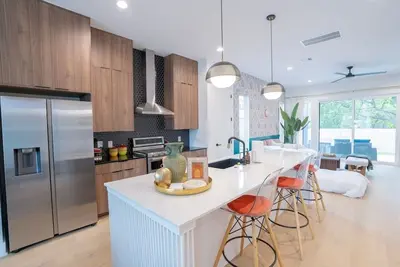 Image de OmAura Home vibe | Austin Downtown | Games | 4br