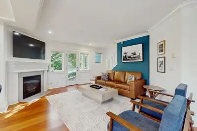 Image de Luxury townhome with gas fireplace and easy access to downtown