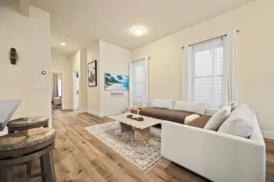 Image de 2br Midtown Victorian Near Dining, Shops & Transit