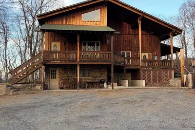 Image de Secluded Woodland Lodge [Sleeps 10] Walking Trails + Fire Pit