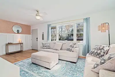 Cozy Pet-Friendly Home Minutes to Downtown!