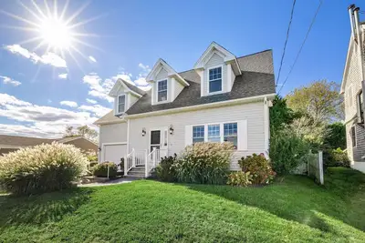 Image de Stone Throw to Scarborough State Beach! Ocean views, central a/c, outdoor shower&lasting memories!