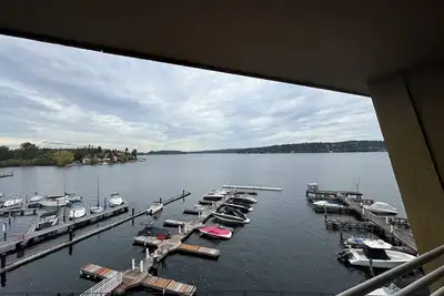 Image de Charming 2-bedroom lakefront condo in Seattle. Top-floor unit.