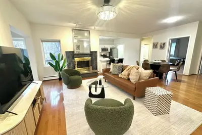 Image de Designer Art Deco Suite in Downtown Rochester