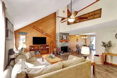 Image de Crosstown Retreat | 2 Miles to Mt Snow w Fireplace