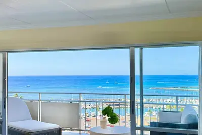 Image de Floor-to-Ceiling Oceanview Home with Full Sunset