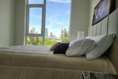 Image de Luxury Living New Condo Overlooking Holland Park and central surrey down town.