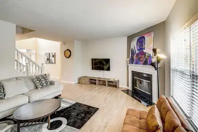 2 Mi to Arts & Design District: Retreat w/ Yard