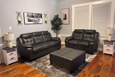 Bold Luxury 2br • Family Haven Close to Everything