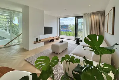 Image de Enjoy a stylish stay in this modern apartment in Vinkeveen, Netherlands. Bright, elegant, and fully equipped, it offers a cozy living room, a dining area and a private balcony with serene views — perfect for relaxing by the water.