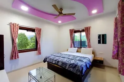 Sai Hill's Holiday's