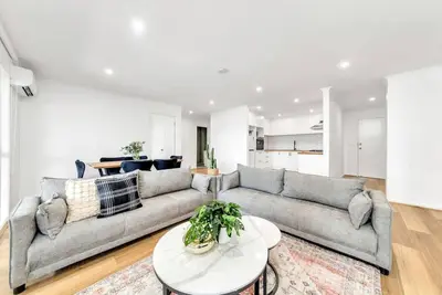 Image de Open and Airy Warehouse on Loch