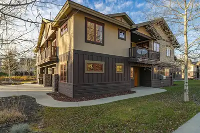 Image de Irish Roots- Close to downtown, lake, and dining w/Ac and fireplace