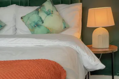 Image de Clean, Comfy & Spacious 2-Car/ Van Driveway Home