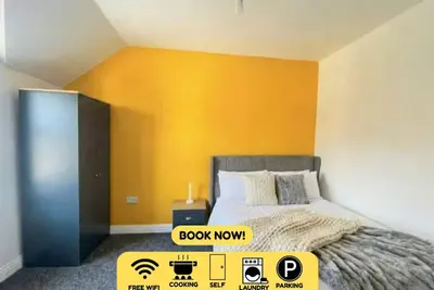 Image de Home with 7 En-Suites & 4 Kitchens in Reading