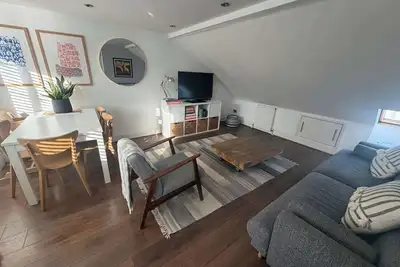 Image de Cozy and Convenient Raynes Park maisonette