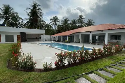 Spacious house in Jequiá da Praia, riverside.