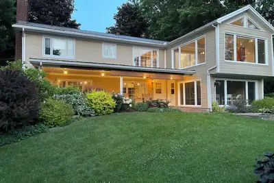 Image de Très spacieuse et magnifique maison de campagne au bord de l'eau