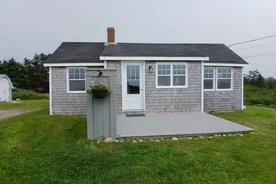 Image de Bright and Cozy Oceanview Cottage - minutes from white-sand beaches