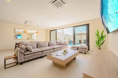 Modern 4-Br Beachside Getaway - Steps from Boca Catalina