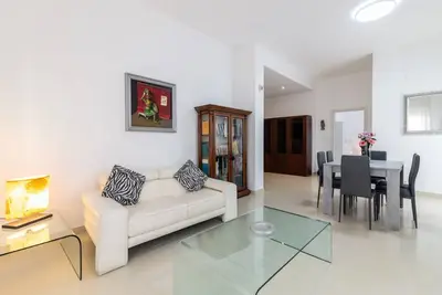Image de GuestHost - Large 160 sqm apartment, ideal for groups or families up to 6, located on the first floor of a building with an elevator (Not for guests with disabilities). The property is located in a quiet area, yet fully served by all main amenities and we