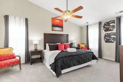 Image de Royal Retreat: Luxurious House with 4 King Beds!