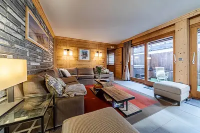 Image de 5 chambres, 5 Sdb, hammam + jacuzzi, 50m du Pleney