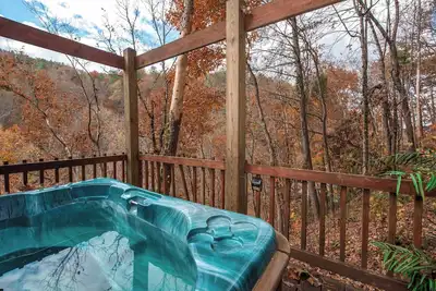 Image de Riverfront Retreat, Sleeps 10・Water Views・Hot Tub