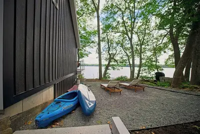 Image de Chic Waterfront Bungalow with gourmet kitchen