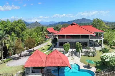 Image de Luxury Ocean and Mountain-View Estate with resort Style Infinity Pool