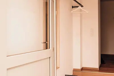 Image de Old manor house: Spacious first floor apartment, old house. Modern flair