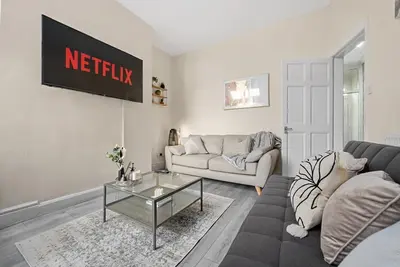 Image de Luxury 4-Bedroom House • Free Parking • Near Etihad Stadium & Co-op Live