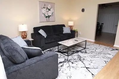 Image de Charming Commerce Twp. 4-bedroom home nestled in wooded lot with enclosed porch