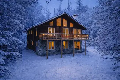 Image de Silver Birch Chalet: 4-bdrm family stay w hot tub