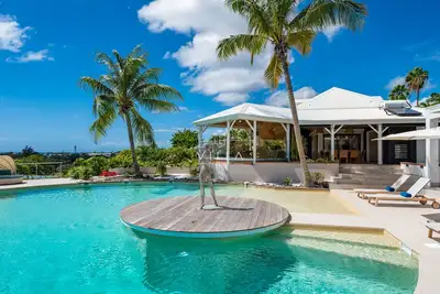 Image de Ti Kol, hâvre tropical avec cocoteraie, piscine chauffée et putting green