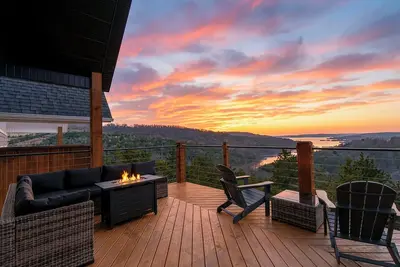 Image de New Lake-View Luxe Cabin w/ Pvt Hot Tub, 3/2 Sleeps 8! Ev Charger, Branson, Sdc!