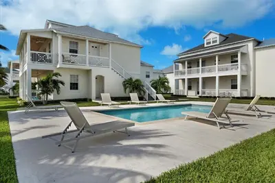 Image de Pink Coral House-a luxurious three bedroom space next to the pool in Palm Cay