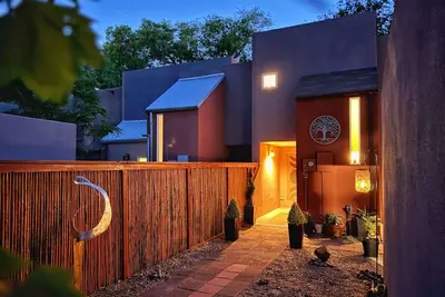 Image de AirZen: Secure Gated 3br Japandi Oasis w/ Ev Garage, Trails & Views