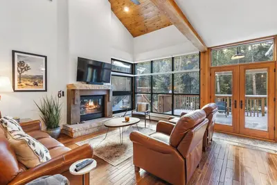 Image de Spacious 2 Bedroom condo in Ski Tip Lodge on Shuttle Route