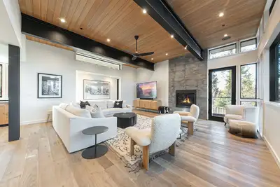 Image de Aerial Grace Lakeside – 4br Luxury w/ Private Beach, Pier, Sauna