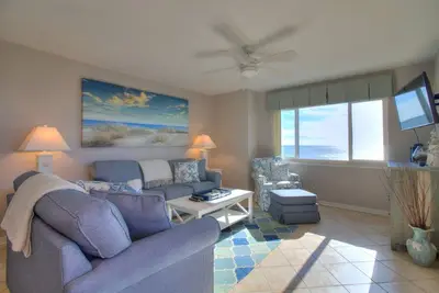 Image de Oceanfront 2br at Xanadu Iii • Private Balcony, Pool, Steps to Main Street