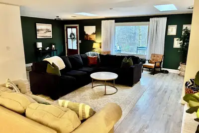 Image de Oxford 5 bedroom spacious home in the woods close to the Square!