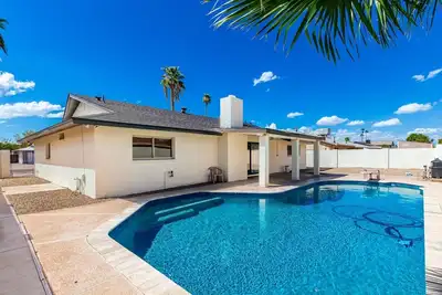 Image de Spacious, updated home with pool, sleeps 8, no chores!