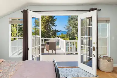 Image de WSeattle-Sunny Decks•Water & Mtn Views•King Bed•Ac•4 Hd TVs•3-bd house