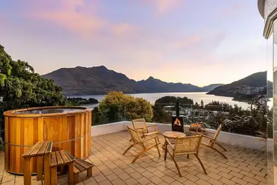 Image de Edinburgh 3br 2ba with Hot Tub Views Fireplace