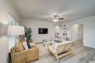 Image de Charming 3br/2ba Retreat w/ Pool Near Dining, Shopping & Heb Family-Friendly!