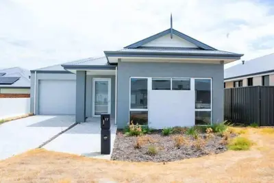 Image de Spacious Ridgewood House: Modern Kitchen, Large Bedrooms with Large Bathrooms Attached