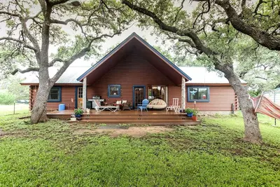 Image de Beautifully Furnished Country Log Cabin Rental near Austin, Texas