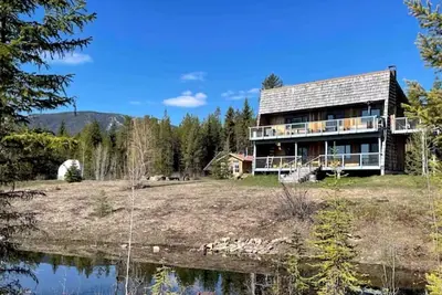 Image de Secluded Cabin in Polebridge, Montana, with Fantastic Views of Glacier National Park - Dream Glamping Experience