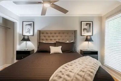 Image de Domain District Gem • Stylish 2br/2ba • Perfect Location